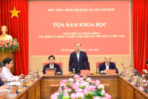 Đồng chí Lê Hải Bình, Ủy viên Trung ương Đảng, Phó Giám đốc Thường trực Học viện Chính trị quốc gia Hồ Chí Minh phát biểu tại tọa đàm. (Ảnh: PHẠM CƯỜNG)