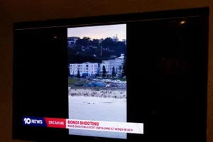 Một kênh truyền hình đưa tin về vụ xả súng trên bãi biển Bondi ở thành phố Sydney, bang New South Wales, Australia, ngày 14/12/2025. (Ảnh: Tân Hoa Xã)
