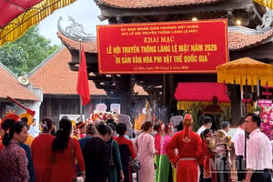 Đại biểu, người dân và du khách thực hiện nghi lễ dâng hương Đức Thánh tại Đình Lệ Mật sáng ngày 6/5.
