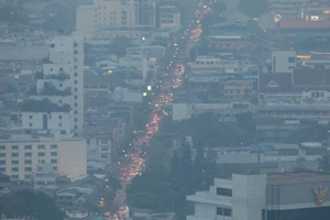 Khói mù ô nhiễm bao phủ tại Bangkok, Thái Lan. (Ảnh: THX/TTXVN)