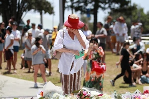 Đặt hoa tưởng niệm các nạn nhân của vụ xả súng trên bãi biển Bondi ở Sydney, Australia, ngày 15/12/2025. (Ảnh: THX/TTXVN)