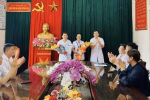 Bệnh viện đa khoa Quỳnh Lưu tổ chức tuyên dương, khen thưởng đột xuất cho bác sĩ Hồ Khắc Thủy và điều dưỡng Nguyễn Thị Loan.