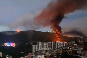 Khói lửa bốc lên tại khu phức hợp quân sự Fuerte Tiuna lớn nhất Venezuela, sau một loạt tiếng nổ ở thủ đô Caracas, ngày 3/1/2026. (Ảnh: France24/TTXVN)