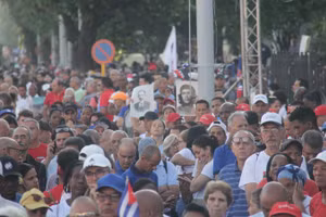 Người dân tham gia lễ mít tinh tại thủ đô La Habana, Cuba, ngày 16/4/2026. (Ảnh: TTXVN )