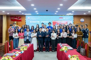 Các đại biểu tham dự tọa đàm và sinh viên Học viện Báo chí và Tuyên truyền chụp ảnh lưu niệm. (Ảnh: HOÀNG LAN) 