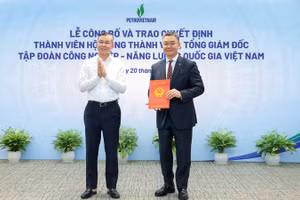Bộ trưởng Tài chính Ngô Văn Tuấn trao quyết định bổ nhiệm Thành viên Hội đồng thành viên Petrovietnam cho ông Lê Mạnh Cường.