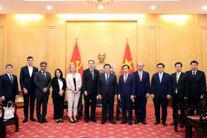 Các đại biểu chụp ảnh lưu niệm tại buổi tiếp và làm việc.