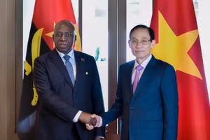 Ủy viên Bộ Chính trị, Bộ trưởng Ngoại giao Lê Hoài Trung và Bộ trưởng Ngoại giao Angola Téte António. (Ảnh: Bộ Ngoại giao)