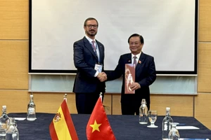 Phó Chủ tịch Quốc hội Lê Minh Hoan và Phó Chủ tịch thứ nhất Thượng viện Tây Ban Nha Javier Maroto. (Ảnh: TTXVN)