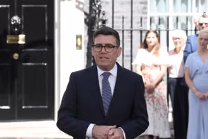 Tân Thủ tướng Anh Andy Burnham trong bài phát biểu đầu tiên trước số 10 Phố Downing, London, ngày 20/7/2026. (Ảnh: THX/TTXVN)