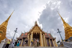 Khách du lịch tham quan Hoàng cung ở thủ đô Bangkok, Thái Lan. (Ảnh: Tân Hoa Xã)