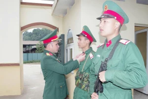 Kiểm tra trang phục giữ ấm cho chiến sĩ trước khi vào ca gác tại Tiểu đoàn 1, Trung đoàn 750. (Ảnh: DUY ĐỨC)