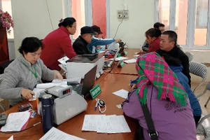 Hoạt động giao dịch của Phòng Giao dịch Bắc Kạn tại điểm giao dịch Xuất Hóa. (Ảnh: TUẤN SƠN)