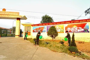 Cán bộ, chiến sĩ Tiểu đoàn 1, Trung đoàn 832 chăm sóc cây, tạo cảnh quan tại đơn vị.