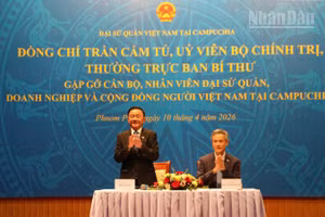 Thường trực Ban Bí thư Trần Cẩm Tú thăm Đại sứ quán Việt Nam tại Campuchia. (Ảnh: HUY VŨ)