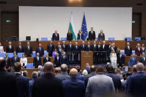 Các thành viên nội các mới của Bulgaria tại phiên họp Quốc hội ở Sofia, Bulgaria, ngày 8/5/2026. (Ảnh: THX/TTXVN)