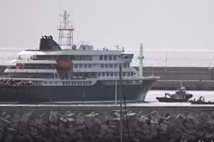 Tàu du lịch MV Hondius neo tại cảng Granadilla trên đảo Tenerife (Tây Ban Nha) để tiến hành sơ tán hành khách, sau khi bùng phát các ca bệnh liên quan đến virus Hanta, ngày 10/5/2026. (Ảnh: THX/TTXVN)