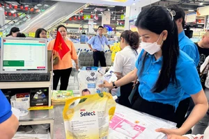 Đoàn viên công đoàn được mua sắm với giá ưu đãi tại siêu thị do Liên đoàn Lao động tỉnh Bình Thuận phối hợp tổ chức. (Ảnh Duy Tuấn)