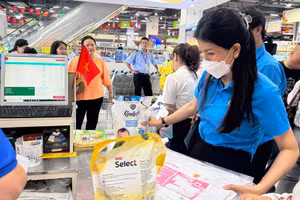 Đoàn viên công đoàn được mua sắm với giá ưu đãi tại siêu thị do Liên đoàn Lao động tỉnh Bình Thuận phối hợp tổ chức. (Ảnh Duy Tuấn)