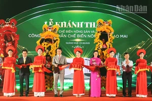 Các đại biểu cắt băng khánh thành Nhà máy chế biến nông sản và dược liệu Sao Mai