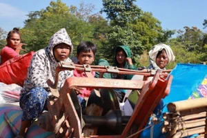 Người dân Campuchia ở tỉnh Preah Vihear, giáp giới với Thái Lan sơ tán tránh xung đột, ngày 8/12/2025. (Ảnh: THX/TTXVN)