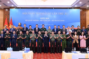 Đại tướng Phan Văn Giang, Ủy viên Bộ Chính trị, Phó Thủ tướng Chính phủ, Bộ trưởng Quốc phòng; Đại tướng Lương Tam Quang, Ủy viên Bộ Chính trị, Bộ trưởng Công an; đồng chí Lê Hoài Trung, Ủy viên Bộ Chính trị, Bộ trưởng Ngoại giao chụp ảnh chung cùng các đại biểu.