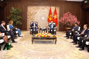 Tổng Bí thư Tô Lâm tiếp ngài Michael George DeSombre, Trợ lý Ngoại trưởng Hoa Kỳ. (Ảnh: TTXVN)