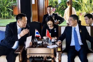 Trong khuôn khổ chuyến công tác tham dự Hội nghị cấp cao ASEAN lần thứ 48 tại Philippines, ngày 8/5/2026, Thủ tướng Lê Minh Hưng đã gặp Thủ tướng Thái Lan Anutin Charnvirakul. (Ảnh: TTXVN)