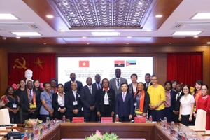 Cán bộ lãnh đạo, quản lý của Đảng MPLA và Đảng FRELIMO cùng cán bộ, giảng viên của Học viện Chính trị quốc gia Hồ Chí Minh tại Lễ bế giảng.