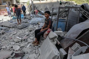 Một cậu bé Palestine ngồi giữa đống đổ nát sau cuộc không kích của Israel nhằm vào khu vực Al-Zawaida, trung tâm Dải Gaza, ngày 25/9/2025. (Ảnh: Tân Hoa xã)