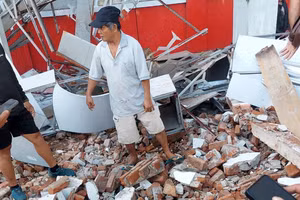 Tòa nhà bị phá hủy sau trận động đất tại Manado, Bắc Sulawesi, Indonesia, ngày 2/4/2026. (Ảnh: THX/TTXVN)