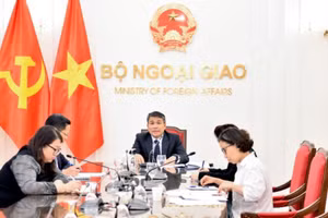 Ủy viên Trung ương Đảng, Phó Bí thư Đảng ủy, Thứ trưởng Thường trực Bộ Ngoại giao Nguyễn Minh Vũ chủ trì cuộc họp trực tuyến với Chủ tịch Đảng Bạch Nga. (Ảnh: Bộ Ngoại giao Việt Nam)