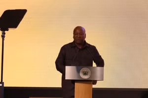 Tổng thống Ghana, ông John Dramani Mahama, phát biểu tại Hội nghị tham vấn cấp cao tại thủ đô Accra, ngày 18/6/2026. (Ảnh: Tân Hoa Xã)