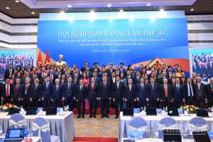 Tổng Bí thư, Chủ tịch nước Tô Lâm cùng các đồng chí lãnh đạo Đảng, Nhà nước và các đại biểu tham dự hội nghị chụp ảnh chung.