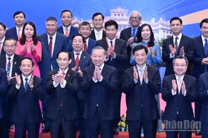 Tổng Bí thư, Chủ tịch nước Tô Lâm cùng các đồng chí lãnh đạo Đảng, Nhà nước và các đại biểu tham dự hội nghị chụp ảnh chung. (Ảnh: TRẦN HẢI)