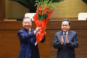 Chủ tịch Quốc hội Trần Thanh Mẫn thay mặt lãnh đạo Đảng, Nhà nước và Đại biểu Quốc hội khóa XVI tặng hoa chúc mừng Tổng Bí thư, Chủ tịch nước Tô Lâm. (Ảnh: TTXVN)