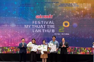 Phó Trưởng Ban Tuyên giáo và Dân vận Trung ương Trần Thanh Lâm (ngoài cùng bên trái) và Thứ trưởng Văn hóa, Thể thao và Du lịch Tạ Quang Đông (bên phải) trao giải Nhất cho các nghệ sĩ trẻ. 