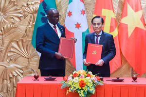Ủy viên Bộ Chính trị, Bộ trưởng Ngoại giao Lê Hoài Trung và Tổng Thư ký Đảng CNDD-FDD Burundi Révérien Ndikuriyo ký Bản ghi nhớ hợp tác hai Đảng. (Ảnh: Bộ Ngoại giao Việt Nam)