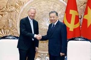 Tổng Bí thư, Chủ tịch nước Tô Lâm tiếp ông Eric Schmidt, nguyên Chủ tịch Tập đoàn Google, dẫn đầu Đoàn chuyên gia trí tuệ nhân tạo thăm và làm việc tại Việt Nam. (Ảnh: TTXVN)