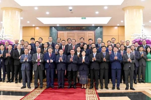 Thường trực Ban Bí thư Trần Cẩm Tú cùng Đoàn cán bộ cấp cao Đảng Nhân dân Cách mạng Lào. (Ảnh: TTXVN)