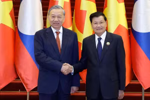 Tổng Bí thư Tô Lâm và Tổng Bí thư, Chủ tịch nước Lào Thongloun Sisoulith. (Ảnh: TTXVN)