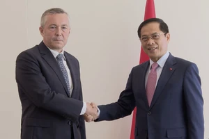 Phó Thủ tướng, Bộ trưởng Ngoại giao Bùi Thanh Sơn tiếp Giám đốc điều hành Tập đoàn Perenco Armel Simondin. (Ảnh: Bộ Ngoại giao)