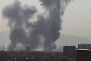 Khói bốc lên sau một vụ nổ ở thủ đô Tehran, Iran, ngày 28/2/2026. (Ảnh: The Times of Israel/TTXVN)