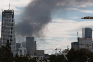 Khói bốc lên từ thành phố Tel Aviv, Israel, sau cuộc tấn công đáp trả của Iran, ngày 28/2/2026. (Ảnh: THX/TTXVN)