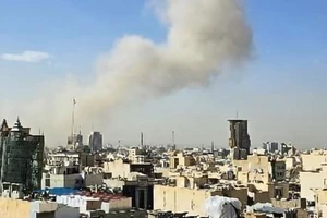 Khói bốc lên từ thủ đô Tehran, Iran sau cuộc không kích của Israel, ngày 28/2/2026. (Ảnh: Kyodo/TTXVN)