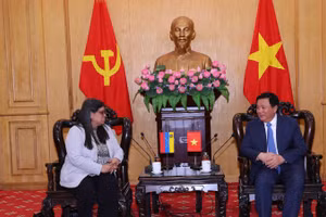 Đồng chí Nguyễn Xuân Thắng và bà Tataina Pugh Moreno tại buổi làm việc.