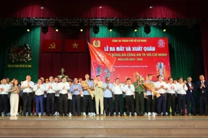 Ban lãnh đạo, ban huấn luyện, cầu thủ Câu lạc bộ Bóng đá Công an Thành phố Hồ Chí Minh ra mắt người dân thành phố.