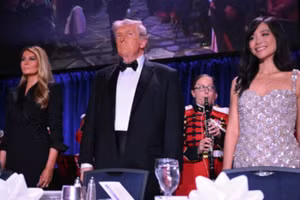Tổng thống Mỹ Donald Trump và phu nhân Melania Trump tại tiệc tối thường niên của Hiệp hội Phóng viên Nhà trắng ở khách sạn Washington Hilton, thủ đô Washington D.C., tối 25/4/2026. (Ảnh: independent.co/TTXVN)