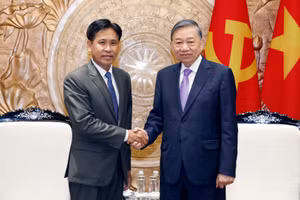 Tổng Bí thư, Chủ tịch nước Tô Lâm tiếp Chánh án Tòa án nhân dân tối cao Lào Phayvy Syboualypha. (Ảnh: TTXVN)