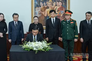 Đồng chí Trần Cẩm Tú ghi sổ tang tại lễ viếng Chủ tịch Quốc hội Lào Saysomphone Phomvihane, sáng 10/8, tại Đại sứ quán Lào tại Hà Nội. (Ảnh: DUY LINH)